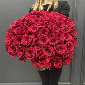 Букет из 51 красной розы Фридом 70см