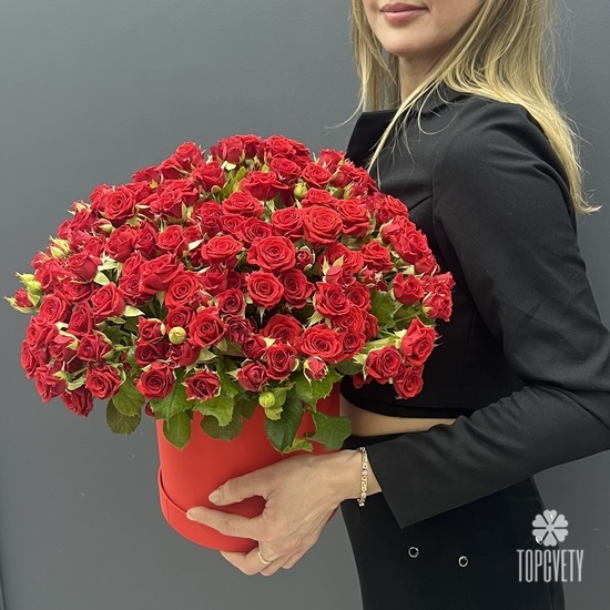 Букет из 51 красная кустовая роза в коробке