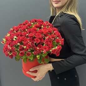 Букет из 51 красная кустовая роза в коробке