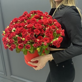 Букет из 51 красная кустовая роза в коробке