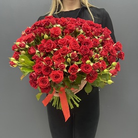 Букет из 51 красной розы кустовой 
