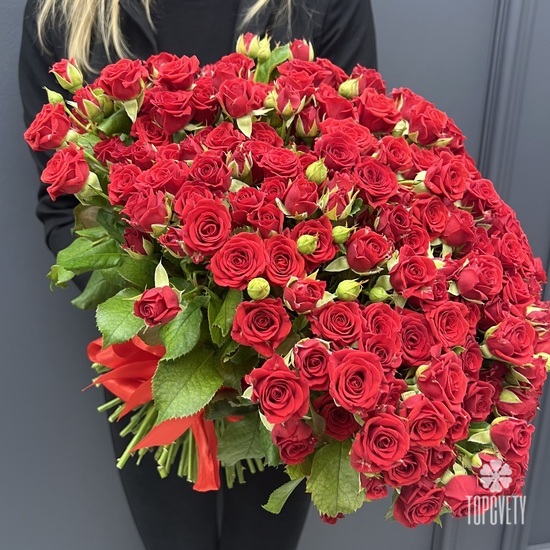 Букет из 101 красной кустовой розы 50см