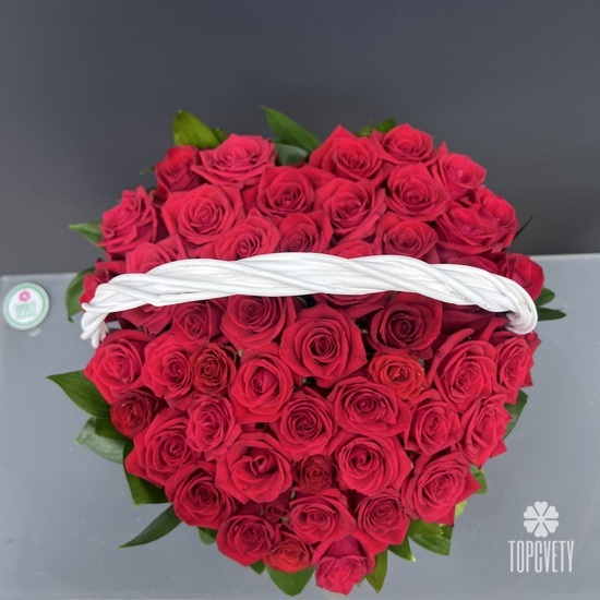 Композиция из 51 красной розы в корзине виде сердца