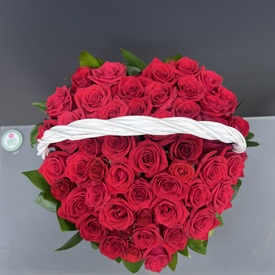 Композиция из 51 красной розы в корзине виде сердца