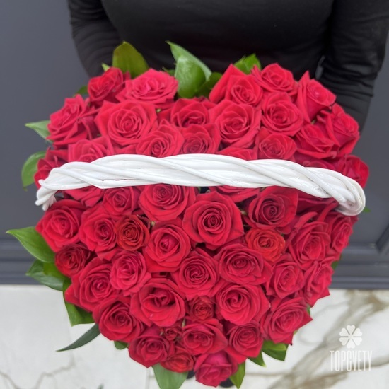 Композиция из 51 красной розы в корзине виде сердца
