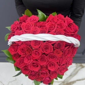Композиция из 51 красной розы в корзине виде сердца