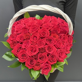 Композиция из 51 красной розы в корзине виде сердца
