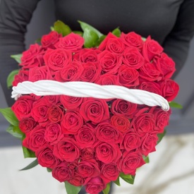 Композиция из 51 красной розы в корзине виде сердца