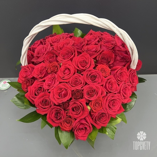 Композиция из 51 красной розы в корзине виде сердца