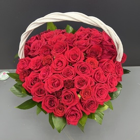 Композиция из 51 красной розы в корзине виде сердца