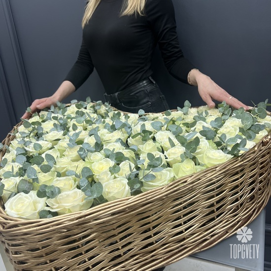Сердце из 101 белой розы с эвкалиптом 