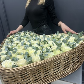 Сердце из 101 белой розы с эвкалиптом 