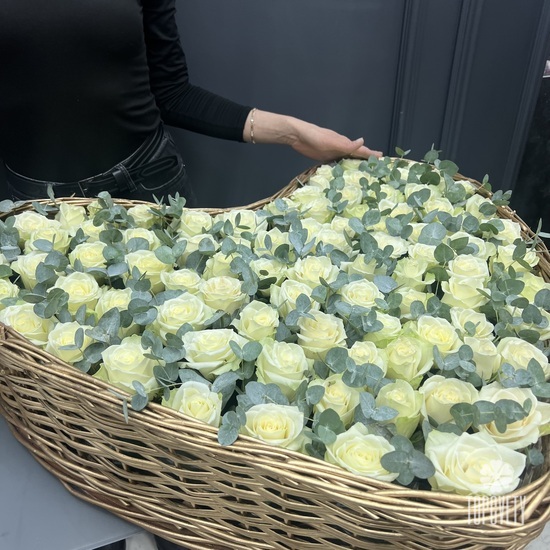 Сердце из 101 белой розы с эвкалиптом 