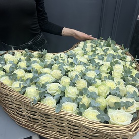 Сердце из 101 белой розы с эвкалиптом 