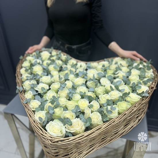 Сердце из 101 белой розы с эвкалиптом 