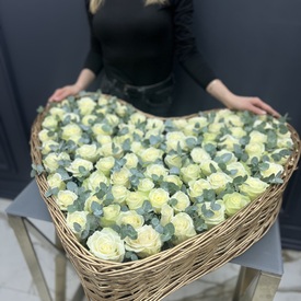 Сердце из 101 белой розы с эвкалиптом 