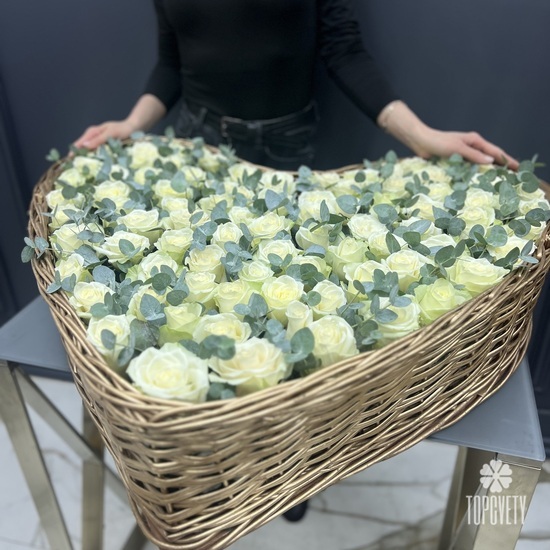 Сердце из 101 белой розы с эвкалиптом 