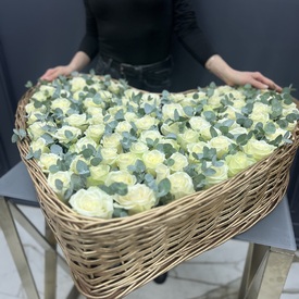 Сердце из 101 белой розы с эвкалиптом 