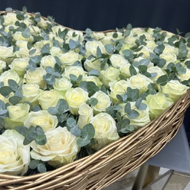 Сердце из 101 белой розы с эвкалиптом 