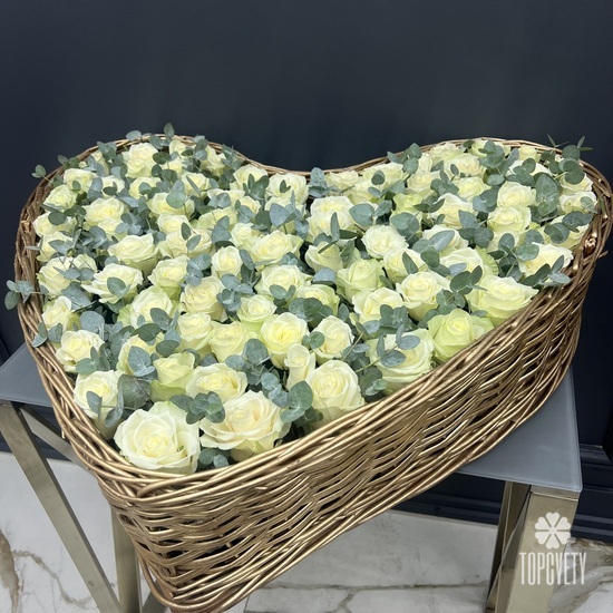 Сердце из 101 белой розы с эвкалиптом 