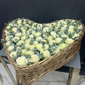 Сердце из 101 белой розы с эвкалиптом 