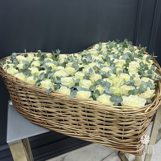 Сердце из 101 белой розы с эвкалиптом 