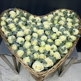 Сердце из 101 белой розы с эвкалиптом 