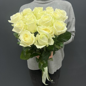 Букет из 15 белых роз  Аваланж 60 см 