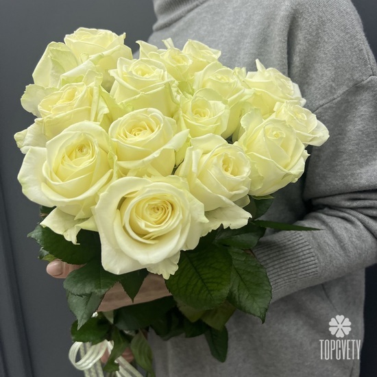 Букет из 15 белых роз  Аваланж 60 см 