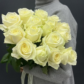 Букет из 15 белых роз  Аваланж 60 см 