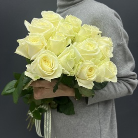 Букет из 15 белых роз  Аваланж 60 см 