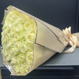 Букет из 51 белой розы Аваланж 70см