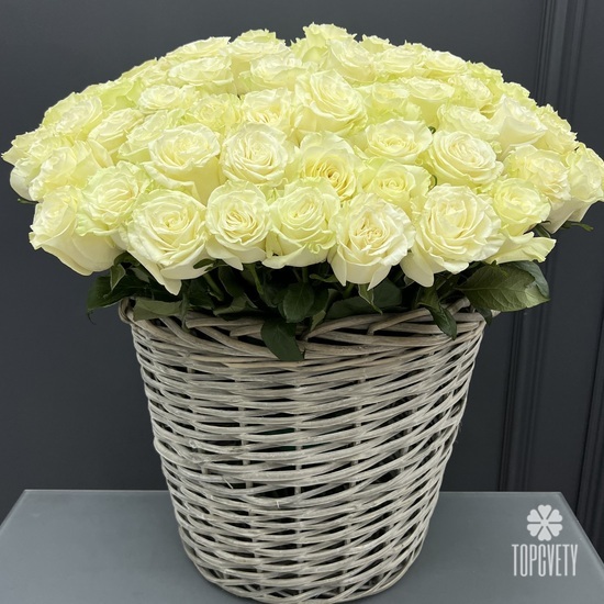 Композиция из 51 белой розы Мондиаль в корзине 
