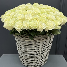 Композиция из 51 белой розы Мондиаль в корзине 