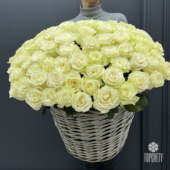 Композиция из 51 белой розы Мондиаль в корзине 