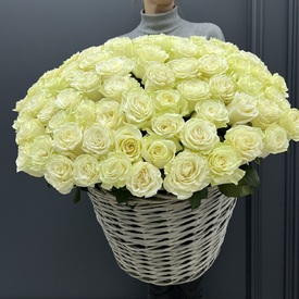 Композиция из 51 белой розы Мондиаль в корзине 