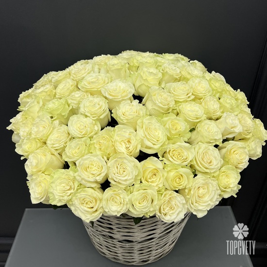 Композиция из 51 белой розы Мондиаль в корзине 