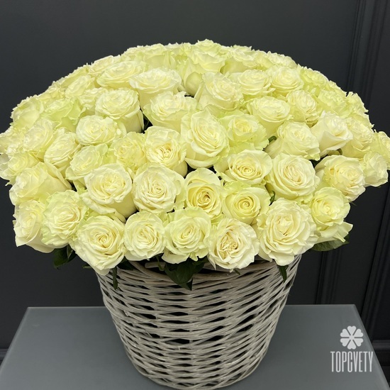 Композиция из 51 белой розы Мондиаль в корзине 