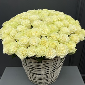 Композиция из 51 белой розы Мондиаль в корзине 