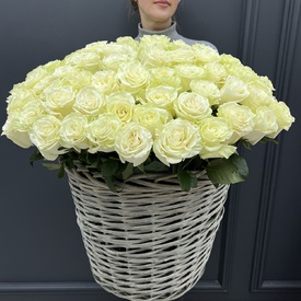 Композиция из 51 белой розы Мондиаль в корзине 