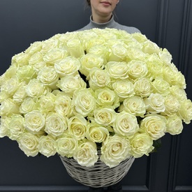 Композиция из 51 белой розы Мондиаль в корзине 
