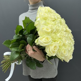 Букет из 51 белой розы Аваланж 70см