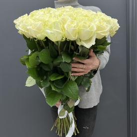Букет из 51 белой розы Аваланж 70см