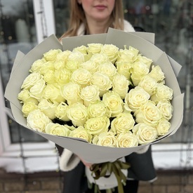 Букет из 51 белой розы Мондиаль 60см 