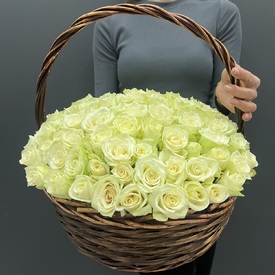 Букет из 101 белая роза в корзине