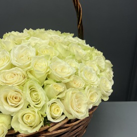 Букет из 101 белая роза в корзине
