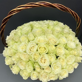 Букет из 101 белая роза в корзине
