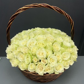 Букет из 101 белая роза в корзине