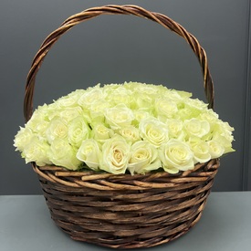 Букет из 101 белая роза в корзине