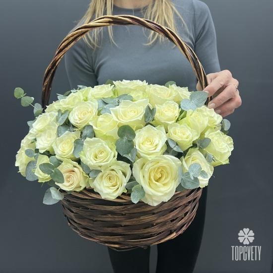 Букет из 51 белая роза с эвкалиптом в корзине